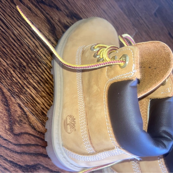 Size 10 unisex toddler— like new—Timberland 6in waterproof tan boots - Picture 3 of 7